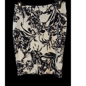 3/$25 White House Black Market Size 4 Black and White Floral Pencil Skirt